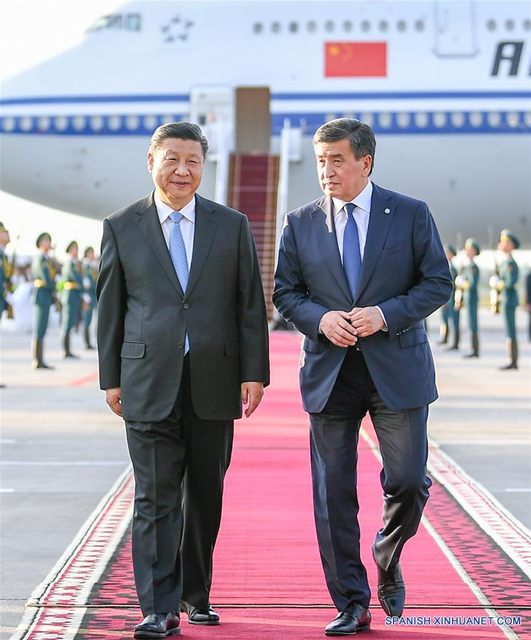 El presidente chino, Xi Jinping, mantiene una charla cordial con su homólogo kirguís, Sooronbay Jeenbekov, a su llegada a Bishkek, Kirguistán, el 12 de junio de 2019. Xi llegó el miércoles a Bishkek para realizar una visita de Estado a Kirguistán y para asistir a la 19ª reunión del Consejo de Jefes de Estado de la Organización de Cooperación de Shanghai (OCS). (Xinhua/Xie Huanchi)