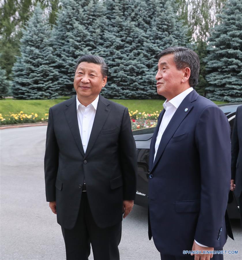 El presidente chino, Xi Jinping, y su homólogo kirguís, Sooronbay Jeenbekov, se reúnen en la residencia presidencial justo después de que el presidente chino llegara a Bishkek, Kirguistán, el 12 de junio de 2019. (Xinhua/Yao Dawei)