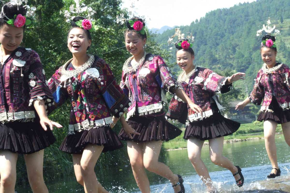 La minifalda Miao se pone de moda en Guizhou