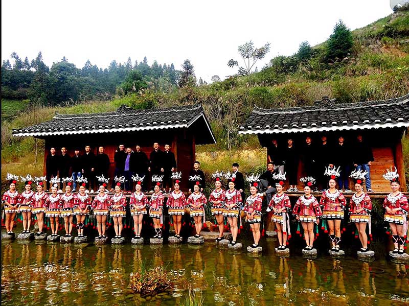 Mujeres de la etnia Miao de la aldea Xinqiao en Leishan, provincia de Guizhou, modelan su distintivo vestido tradicional, que incluye minifalda. [Fotografía: Yu Guode/ Chinadaily.com.cn]