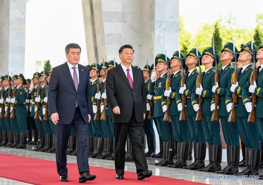 El presidente chino, Xi Jinping y su homólogo kirguís, Sooronbay Jeenbekov, pasan revista a la guardia de honor durante una ceremonia de bienvenida ofrecida por Jeenbekov en Bishkek, Kirguistán, el 13 de junio de 2019. Xi y Jeenbekov sostuvieron conversaciones el jueves y acordaron elevar la asociación estratégica integral entre los dos países hasta un nuevo nivel. (Xinhua/Gao Jie)