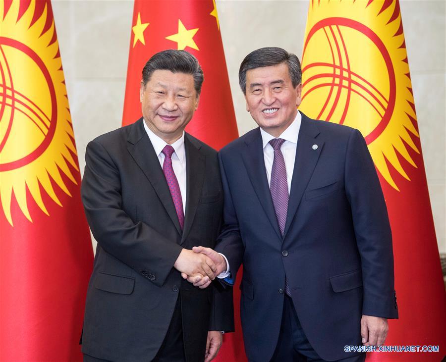 El presidente chino, Xi Jinping y su homólogo kirguís, Sooronbay Jeenbekov, sostienen conversaciones en Bishkek, Kirguistán, el 13 de junio de 2019. Xi y Jeenbekov sostuvieron conversaciones el jueves y acordaron elevar la asociación estratégica integral entre los dos países hasta un nuevo nivel. (Xinhua/Li Xueren)