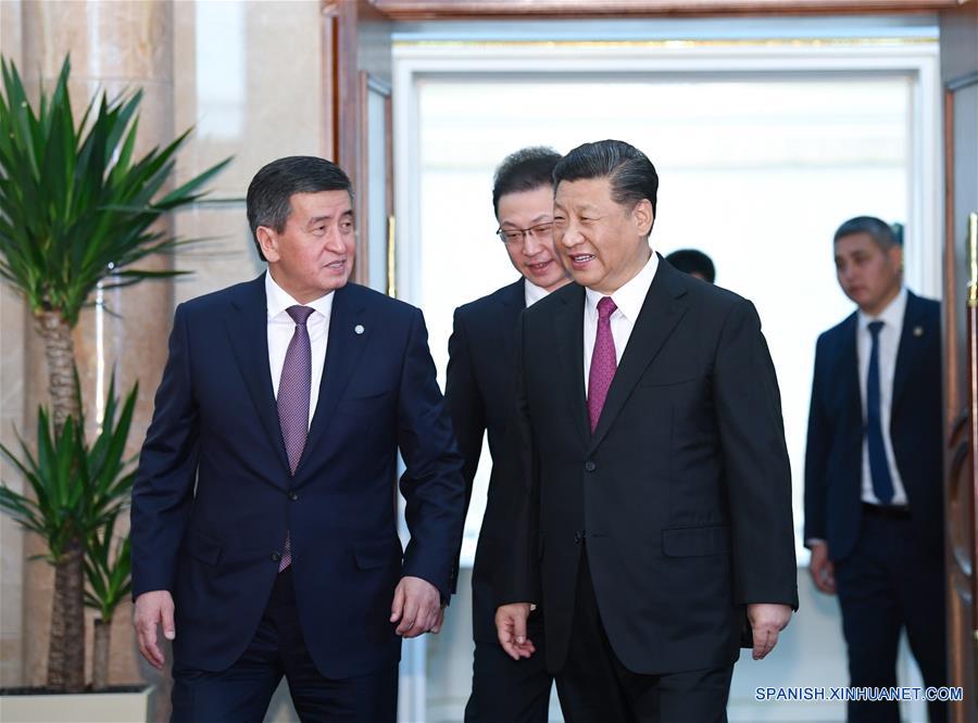 El presidente chino, Xi Jinping y su homólogo kirguís, Sooronbay Jeenbekov, llegan para sus conversaciones en Bishkek, Kirguistán, el 13 de junio de 2019. Xi y Jeenbekov sostuvieron conversaciones el jueves y acordaron elevar la asociación estratégica integral entre los dos países hasta un nuevo nivel. (Xinhua/Yin Bogu)