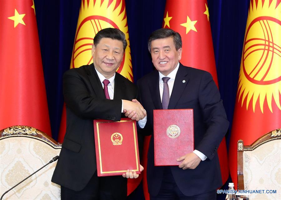 El presidente chino, Xi Jinping, estrecha la mano con su homólogo kirguís, Sooronbay Jeenbekov, después de firmar la declaración conjunta sobre llevar la asociación estratégica integral entre los dos países a un nuevo nivel en Bishkek, Kirguistán, el 13 de junio de 2019. Xi y Jeenbekov sostuvieron conversaciones el jueves y acordaron elevar la asociación estratégica integral entre los dos países hasta un nuevo nivel. (Xinhua/Ding Lin)