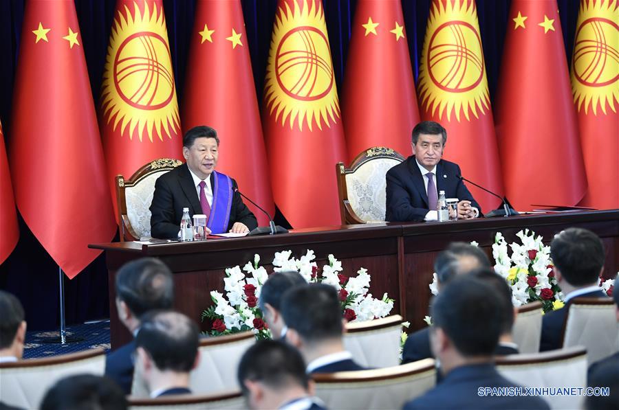 El presidente chino, Xi Jinping y su homólogo kirguís, Sooronbay Jeenbekov, se reúnen con la prensa después de sus conversaciones en Bishkek, Kirguistán, el 13 de junio de 2019. Xi y Jeenbekov sostuvieron conversaciones el jueves y acordaron elevar la asociación estratégica integral entre los dos países hasta un nuevo nivel. (Xinhua/Yin Bogu)