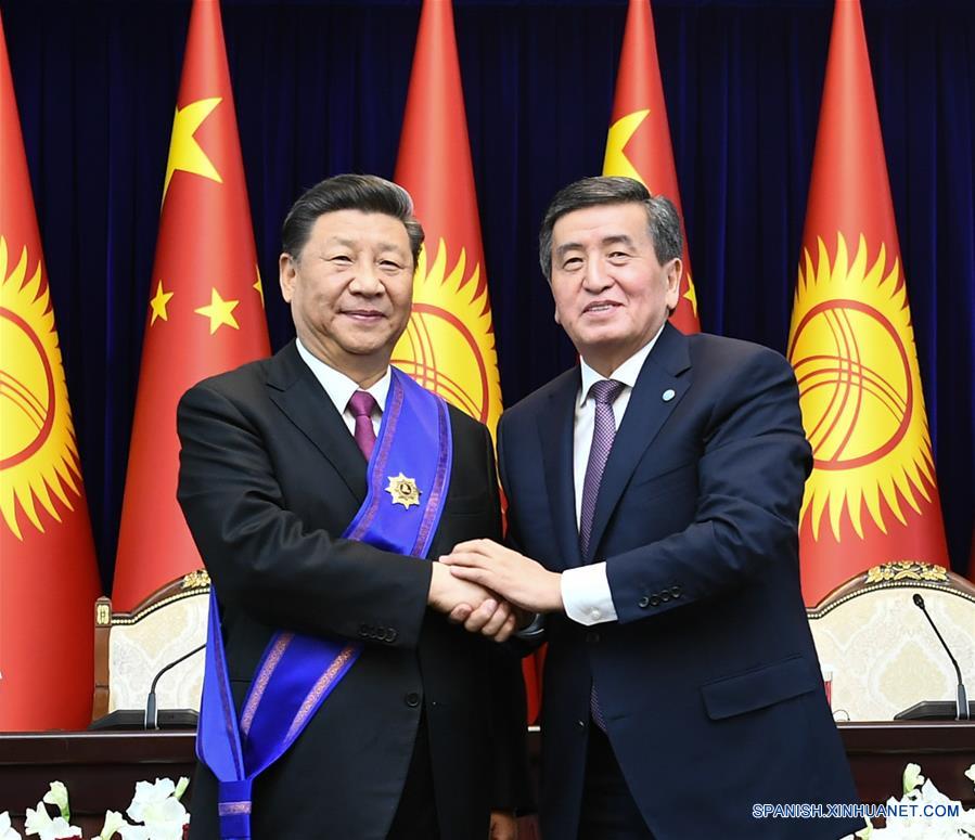 El presidente chino, Xi Jinping, es condecorado con la Orden Manas de Primer Grado, el máximo galardón estatal de Kirguistán, por su homólogo kirguís, Sooronbay Jeenbekov en Bishkek, Kirguistán, el 13 de junio de 2019. (Xinhua/Xie Huanchi)