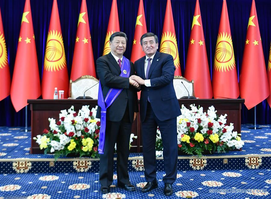 El presidente chino, Xi Jinping, es condecorado con la Orden Manas de Primer Grado, el máximo galardón estatal de Kirguistán, por su homólogo kirguís, Sooronbay Jeenbekov en Bishkek, Kirguistán, el 13 de junio de 2019. (Xinhua/Yin Bogu)