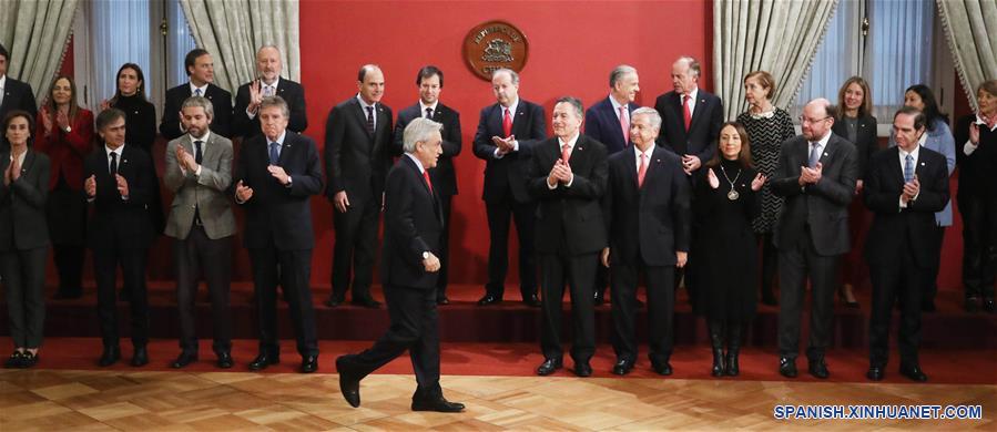 Presidente chileno cambia a seis ministros de su gabinete