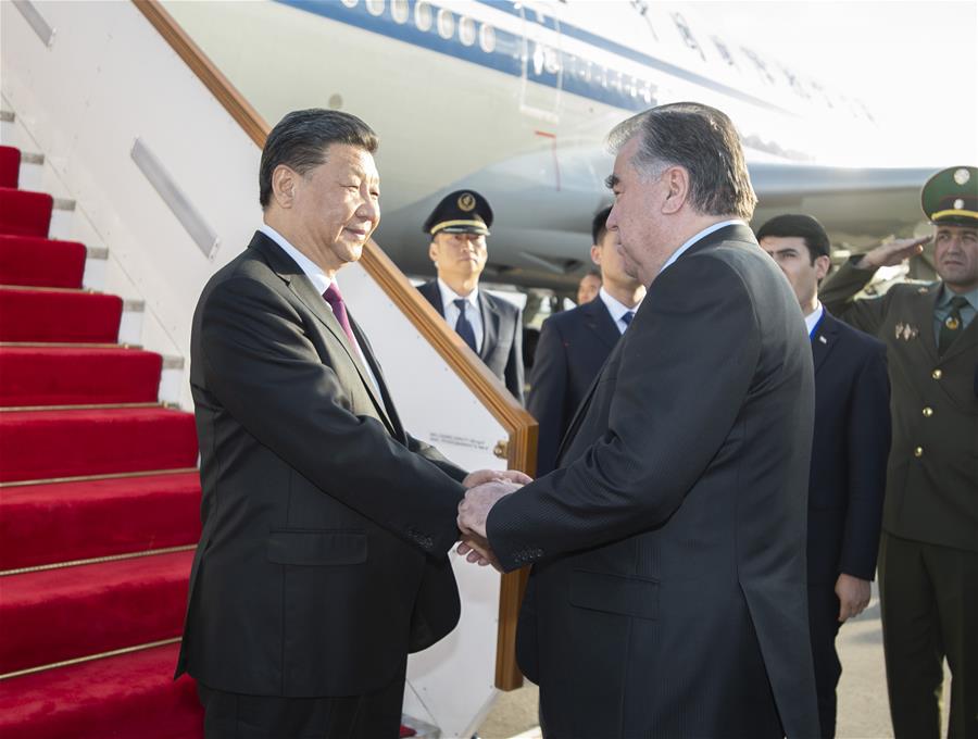 DUSHAMBE, 14 junio, 2019 (Xinhua) -- El presidente chino, Xi Jinping (i), es calurosamente recibido por el presidente tayiko, Emomali Rahmon, a su llegada al aeropuerto en Dushambé, Tayikistán, el 14 de junio de 2019. Xi llegó el viernes a Dushambé para asistir a la quinta cumbre de la Conferencia sobre Interacción y Medidas de Construcción de Confianza en Asia (CICA, siglas en inglés) y realizar una visita de Estado a Tayikistán. (Xinhua/Xie Huanchi)