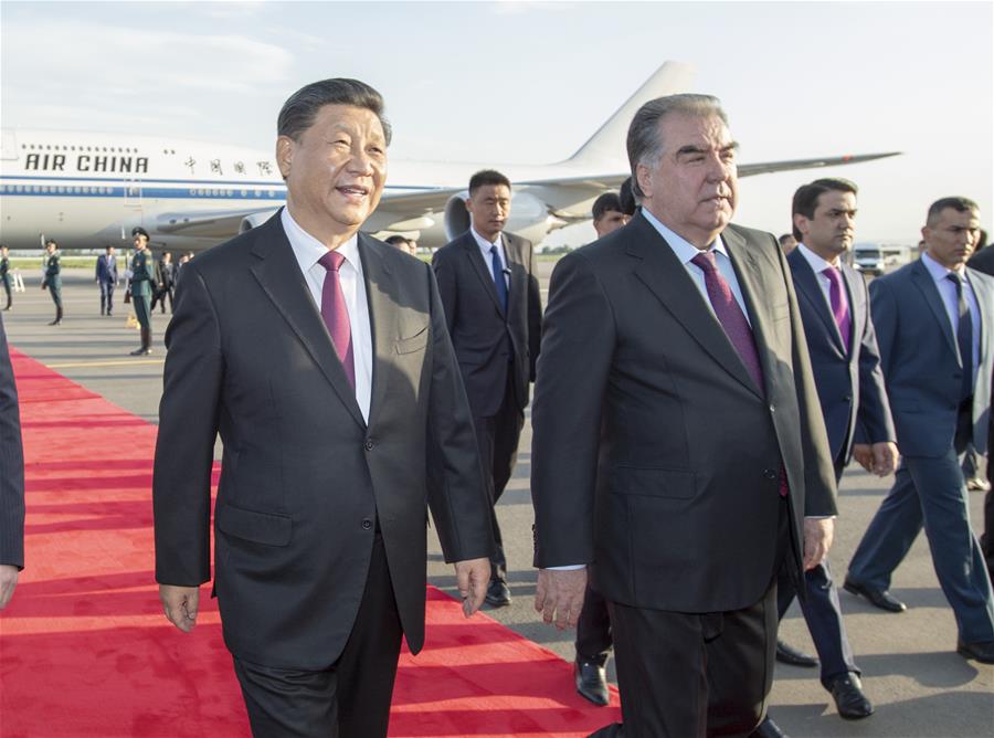 DUSHAMBE, 14 junio, 2019 (Xinhua) -- El presidente chino, Xi Jinping (i), es calurosamente recibido por el presidente tayiko, Emomali Rahmon, a su llegada al aeropuerto en Dushambé, Tayikistán, el 14 de junio de 2019. Xi llegó el viernes a Dushambé para asistir a la quinta cumbre de la Conferencia sobre Interacción y Medidas de Construcción de Confianza en Asia (CICA, siglas en inglés) y realizar una visita de Estado a Tayikistán. (Xinhua/Sadat)