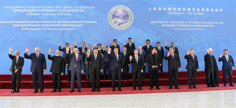 BISHKEK, 14 junio, 2019 (Xinhua) -- Líderes de países miembros y estados observadores de la Organización de Cooperación de Shanghai (OCS), así como representantes de órganos regionales e internacionales, posan para una fotografía grupal durante la 19ª reunión del Consejo de Jefes de Estado de la OCS, en Bishkek, Kirguistán, el 14 de junio de 2019. El presidente chino, Xi Jinping, junto al primer ministro de India, Narendra Modi, el presidente kazajo, Kassym-Jomart Tokayev, el presidente kirguís, Sooronbay Jeenbekov, el primer ministro pakistaní, Imran Khan, el presidente ruso, Vladimir Putin, el presidente tayiko, Emomali Rahmon y el presidente usbeko, Shavkat Mirziyoyev, asistió a la reunión. Xi pronunció un importante discurso en la reunión. (Xinhua/Gao Jie)