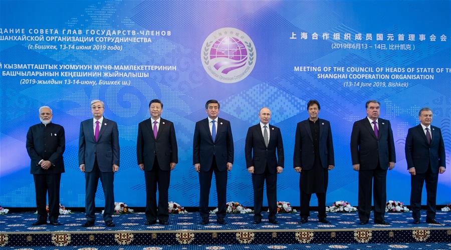  BISHKEK, 14 junio, 2019 (Xinhua) -- El presidente chino, Xi Jinping (3-i), posa para una fotografía grupal con otros líderes de países miembros de la Organización de Cooperación de Shanghai (OCS), previo a su reunión grupal durante la 19ª cumbre de la Organización de Cooperación de Shanghai OCS, en Bishkek, Kirguistán, el 14 de junio de 2019. Xi pronunció un importante discurso en la reunión. Otros líderes de los países miembros de la OCS, el primer ministro de India, Narendra Modi, el presidente kazajo, Kassym-Jomart Tokayev, el presidente kirguís, Sooronbay Jeenbekov, el primer ministro pakistaní, Imran Khan, el presidente ruso, Vladimir Putin, el presidente tayiko, Emomali Rahmon y el presidente usbeko, Shavkat Mirziyoyev asistieron a la reunión. (Xinhua/Xie Huanchi)
