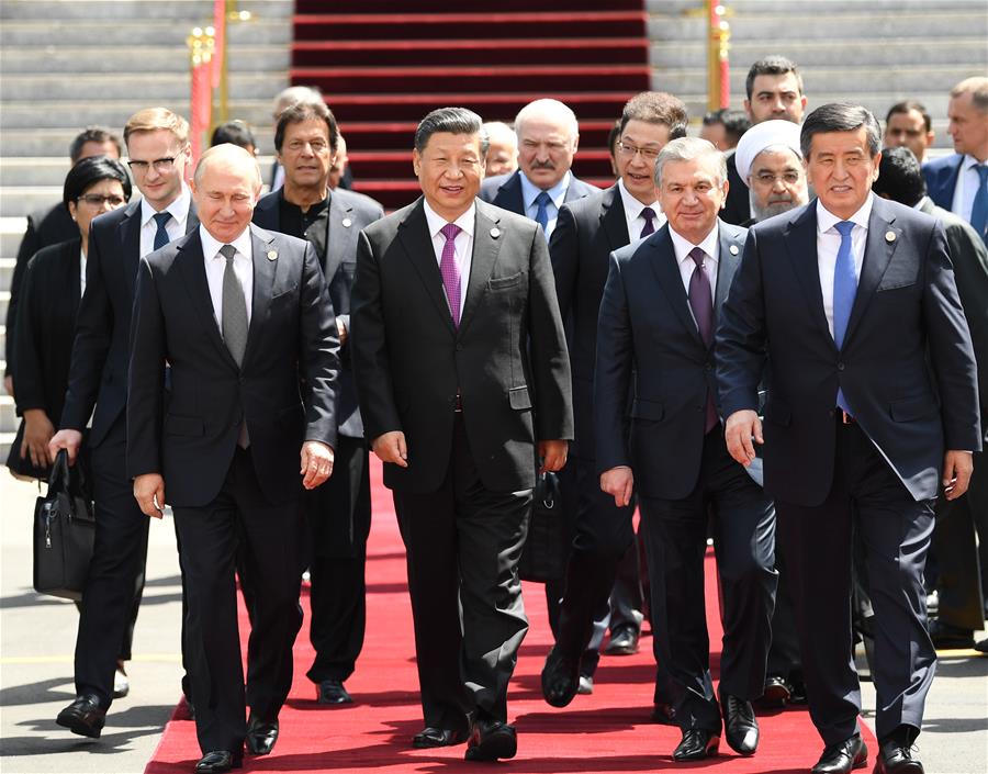  BISHKEK, 14 junio, 2019 (Xinhua) -- El presidente chino, Xi Jinping (2-i-frente), y otros líderes de países miembros y estados observadores de la Organización de Cooperación de Shanghai (OCS), así como representantes de órganos regionales e internacionales, se dirigen a tomarse una fotografía grupal durante la 19ª reunión del Consejo de Jefes de Estado de la OCS, en Bishkek, Kirguistán, el 14 de junio de 2019. (Xinhua/Yin Bogu)