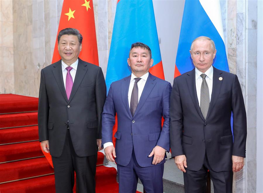 El presidente chino, Xi Jinping (i), el presidente ruso, Vladimir Putin (d), y el presidente mongol, Khaltmaa Battulga, asisten a una reunión trilateral, la quinta de su tipo, en Bishkek, Kirguistán, el 14 de junio de 2019. (Xinhua/Yao Dawei)