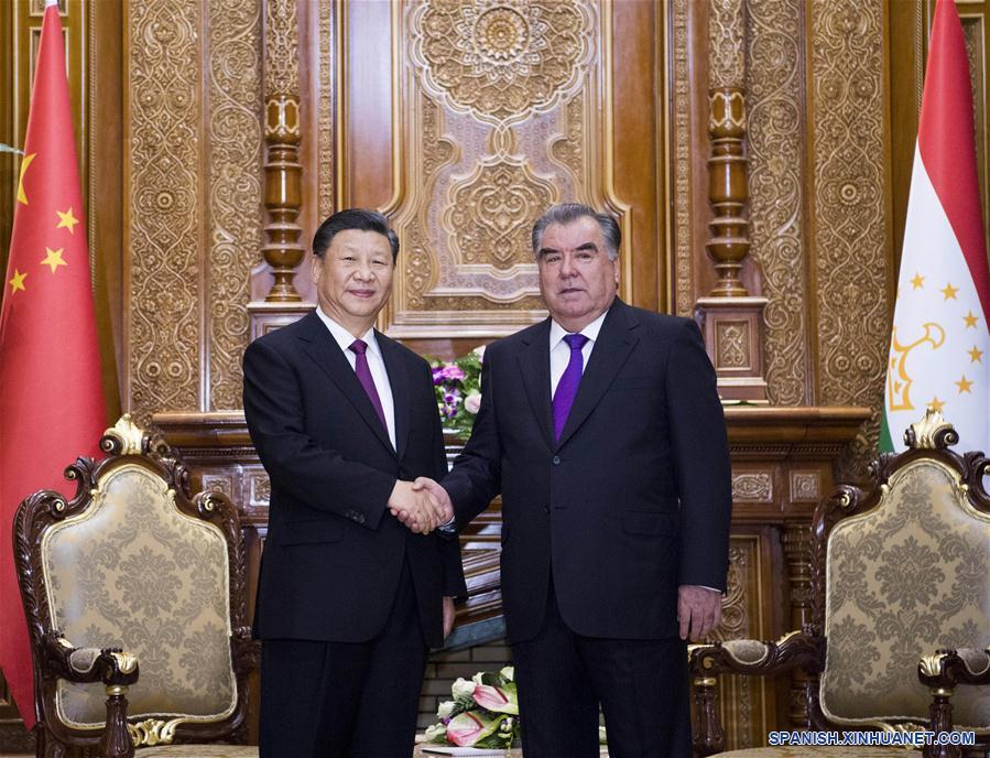 El presidente chino, Xi Jinping (i), y su homólogo tayiko, Emomali Rahmon, sostienen conversaciones, en Dushambé, Tayikistán, el 15 de junio de 2019.(Xinhua/Li Xueren)