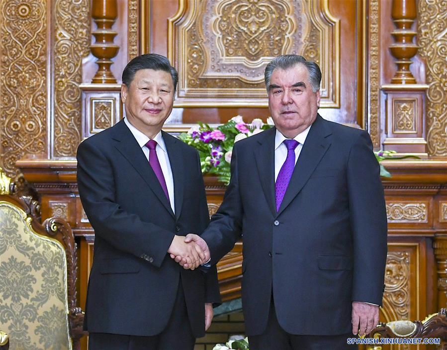El presidente chino, Xi Jinping (i), y su homólogo tayiko, Emomali Rahmon, sostienen conversaciones, en Dushambé, Tayikistán, el 15 de junio de 2019. (Xinhua/Xie Huanchi)