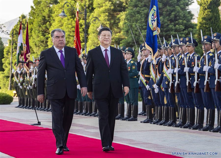 El presidente chino, Xi Jinping, asiste a una gran ceremonia de bienvenida llevada a cabo por el presidente tayiko, Emomali Rahmon, previo sus conversaciones, en Dushambé, Tayikistán, el 15 de junio de 2019. (Xinhua/Li Tao)