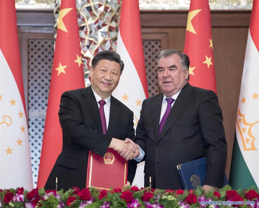 El presidente chino, Xi Jinping (i), y su homólogo tayiko, Emomali Rahmon, firman una declaración conjunta sobre una mayor profundización de la asociación estratégica integral China-Tayikistán después de sus conversaciones, en Dushambé, Tayikistán, el 15 de junio de 2019. (Xinhua/Li Xueren)