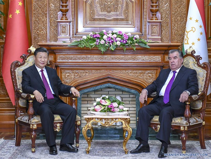 El presidente chino, Xi Jinping (i), y su homólogo tayiko, Emomali Rahmon, sostienen conversaciones, en Dushambé, Tayikistán, el 15 de junio de 2019. (Xinhua/Xie Huanchi)