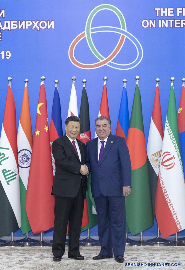 El presidente chino, Xi Jinping, es calurosamente recibido por el presidente tayiko, Emomali Rahmon, en Dushambé, Tayikistán, el 15 de junio de 2019. La V Cumbre de la Conferencia sobre Interacción y Medidas de Construcción de Confianza en Asia (CICA, siglas en inglés) se llevó a cabo el sábado en Dushambé. Xi pronunció un discurso importante en la cumbre.(Xinhua/Wang Ye)
