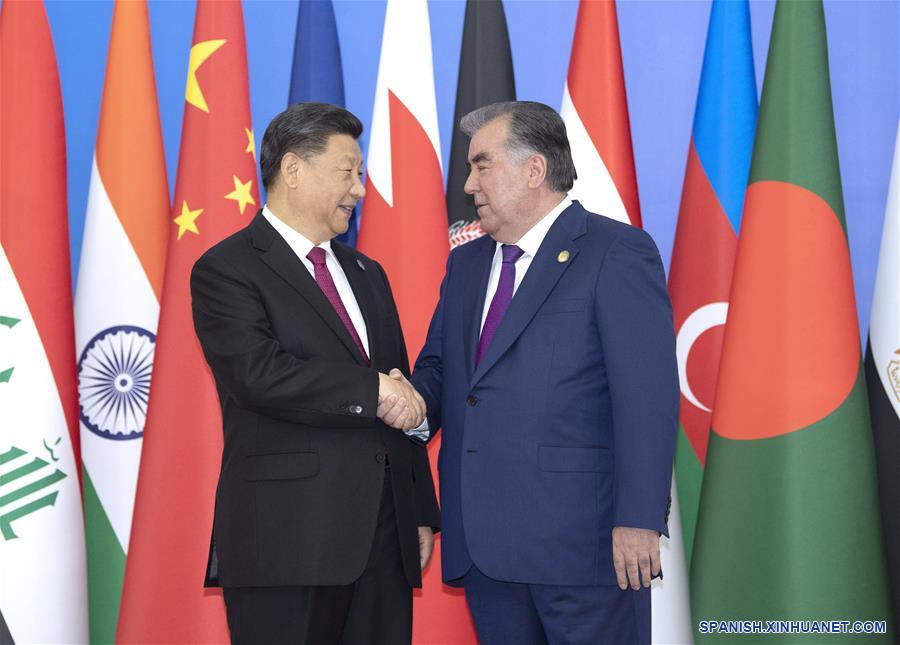 El presidente chino, Xi Jinping, es calurosamente recibido por el presidente tayiko, Emomali Rahmon, en Dushambé, Tayikistán, el 15 de junio de 2019. La V Cumbre de la Conferencia sobre Interacción y Medidas de Construcción de Confianza en Asia (CICA, siglas en inglés) se llevó a cabo el sábado en Dushambé. Xi pronunció un discurso importante en la cumbre. (Xinhua/Sadat)