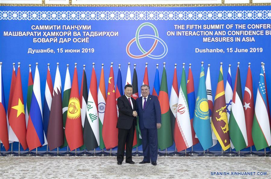 El presidente chino, Xi Jinping, es calurosamente recibido por el presidente tayiko, Emomali Rahmon, en Dushambé, Tayikistán, el 15 de junio de 2019. La V Cumbre de la Conferencia sobre Interacción y Medidas de Construcción de Confianza en Asia (CICA, siglas en inglés) se llevó a cabo el sábado en Dushambé. Xi pronunció un discurso importante en la cumbre. (Xinhua/Wang Ye)