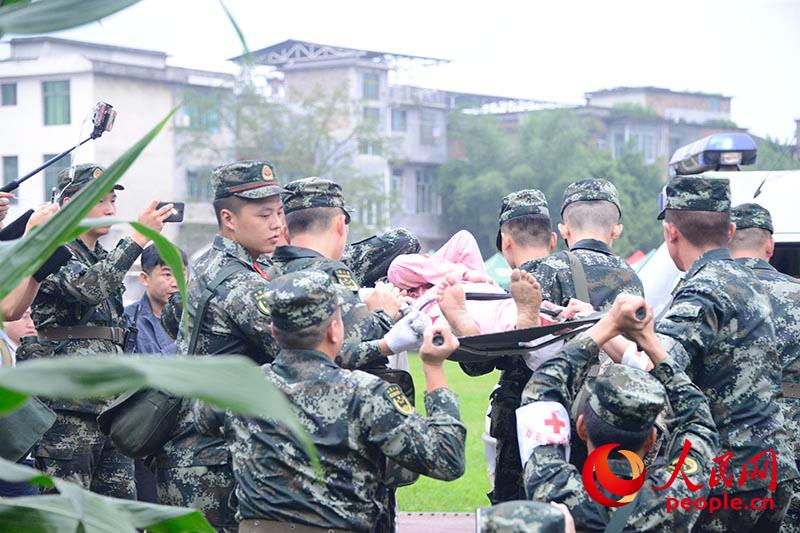 Policías y soldados chinos se apresuran al epicentro a primera hora para rescatar a las personas en peligro