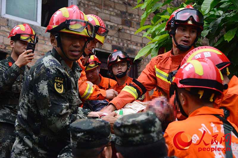 Policías y soldados chinos se apresuran al epicentro a primera hora para rescatar a las personas en peligro(Foto: people.cn)