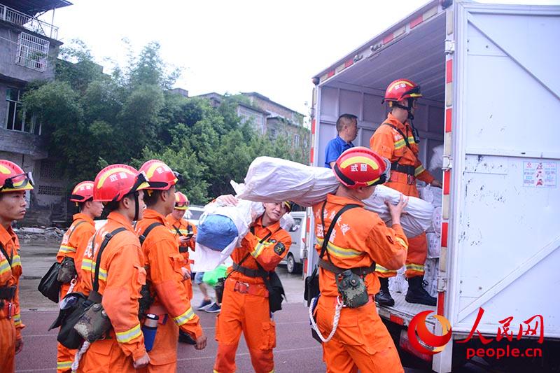Policías y soldados chinos se apresuran al epicentro a primera hora para rescatar a las personas en peligro