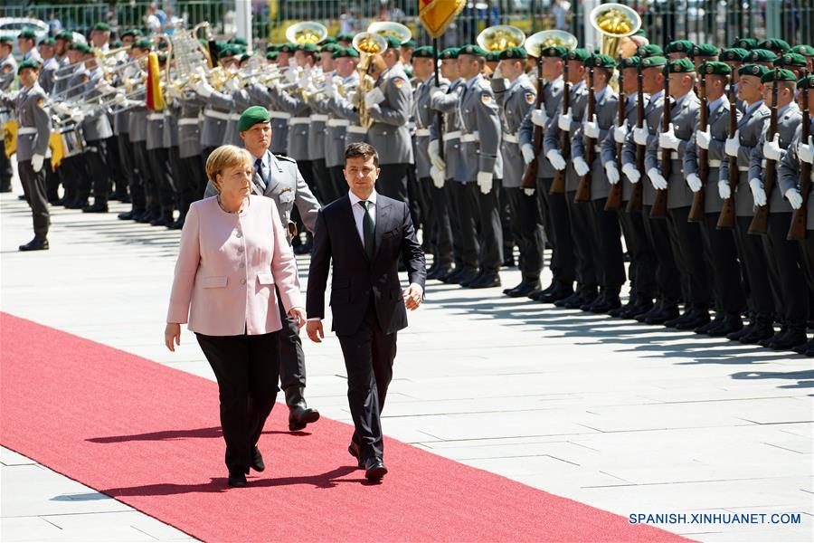 Canciller alemana Merkel tiembla visiblemente durante ceremonia en Berlín