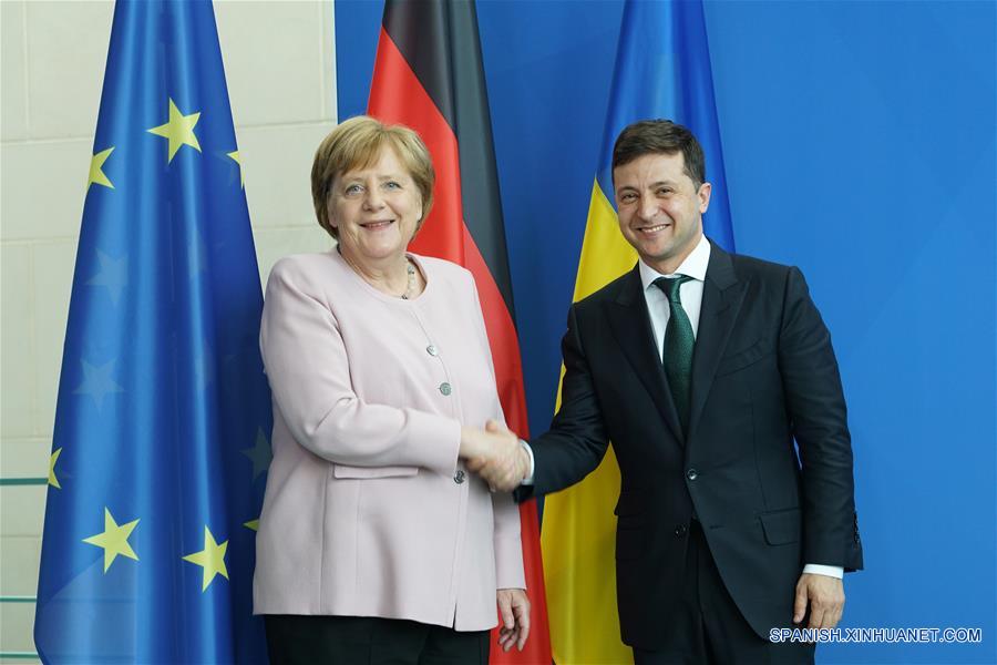 La canciller de Alemania, Angela Merkel (i), estrecha la mano con el visitante presidente de Ucrania, Volodymyr Zelensky en Berlín, Alemania, el 18 de junio de 2019. (Xinhua/Wang Qing)