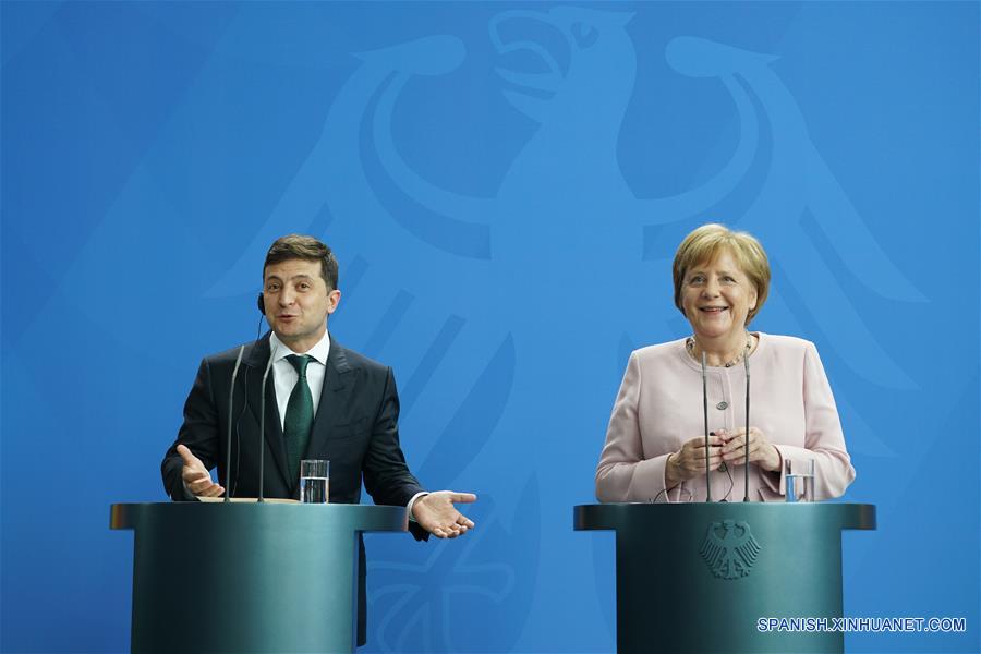  La canciller de Alemania, Angela Merkel (d), y el visitante presidente de Ucrania, Volodymyr Zelensky, asisten a una conferencia de prensa en Berlín, Alemania, el 18 de junio de 2019. (Xinhua/Wang Qing)