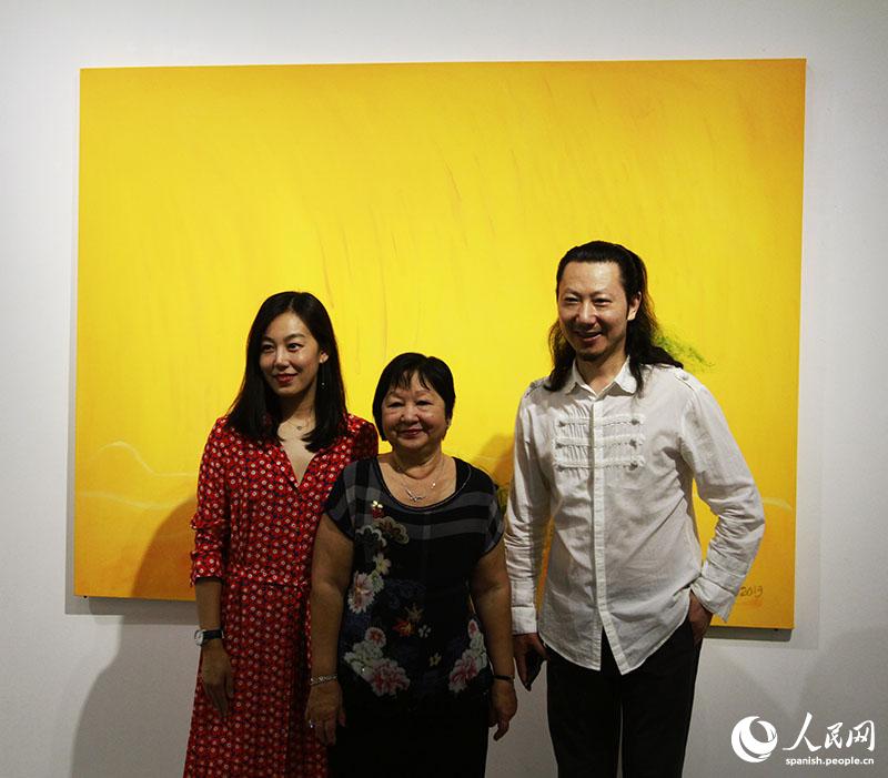Flora Fong (al centro), emblemática pintora cubana, participa en la exposición de la sexta residencia artística en China, dedicada a países de América Latina y el Caribe, inaugurada en el Centro Hanwei de Arte Internacional. 22 de junio del 2019. (Foto: YAC)