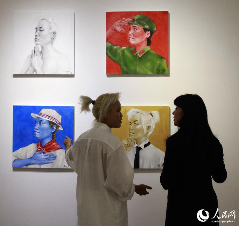 La pintora costarricense Man Yu Fung conversa con los visitantes durante la exposición de la sexta residencia artística en China, dedicada a países de América Latina y el Caribe, inaugurada en el Centro Hanwei de Arte Internacional. 22 de junio del 2019. (Foto: YAC)
