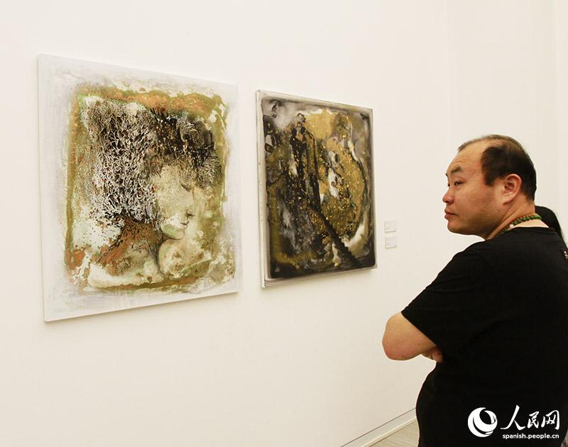 Las obras del pintor cubano Li Domínguez Fong se presentan durante la exposición de la sexta residencia artística en China, dedicada a países de América Latina y el Caribe, inaugurada en el Centro Hanwei de Arte Internacional. 22 de junio del 2019. (Foto: YAC)