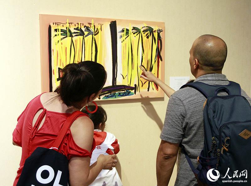 El público observa la obra de Flora Fong, “Yi, unión armoniosa entre la naturaleza y la humanidad (el Tao), durante la inauguración de “El Caribe Ming: imagen, caligrafía y verso”, 26 de junio del 2019. (Foto: YAC)