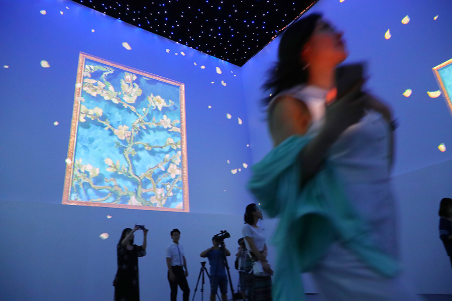 “Experiencia inmersiva con Van Gogh” fascina a los amantes del arte en Beijing