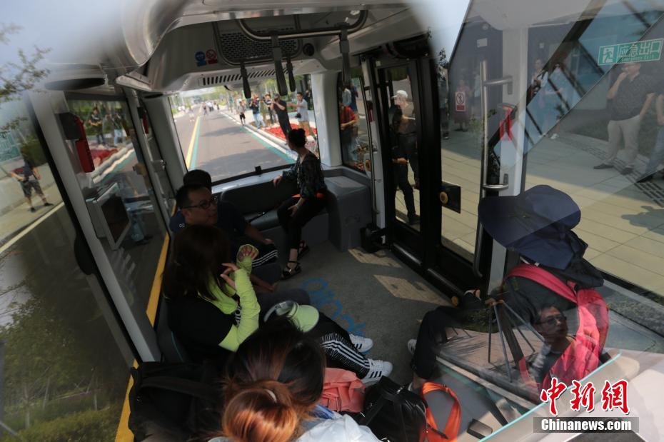 El autobús eléctrico autoconducido transporta pasajeros en Xiongan.(Foto: Chinanews.com)