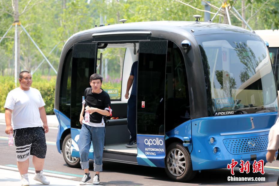 El autobús eléctrico autoconducido transporta pasajeros en Xiongan