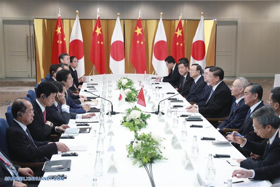 El presidente chino, Xi Jinping, se reúne con el primer ministro de Japón, Shinzo Abe en Osaka, Japón, el 27 de junio de 2019. (Xinhua/Pang Xinglei)