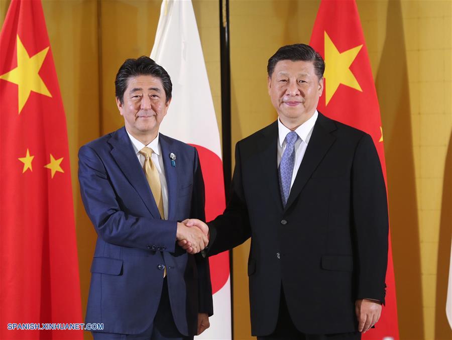 El presidente chino, Xi Jinping (d), se reúne con el primer ministro de Japón, Shinzo Abe en Osaka, Japón, el 27 de junio de 2019. (Xinhua/Ju Peng)