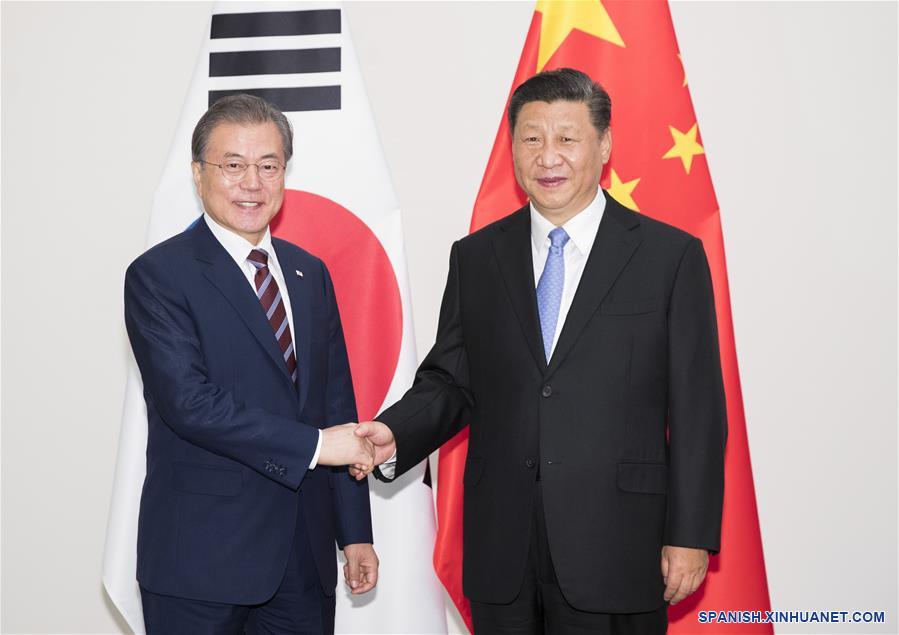 El presidente chino, Xi Jinping (d), se reúne con el presidente de la República de Corea, Moon Jae-in en Osaka, Japón, el 27 de junio de 2019. (Xinhua/Huang Jingwen)