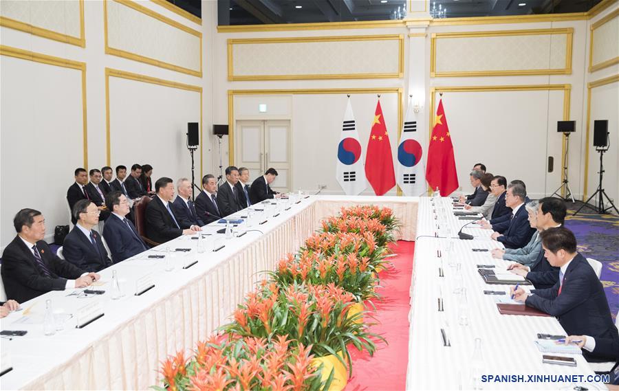El presidente chino, Xi Jinping, se reúne con el presidente de la República de Corea, Moon Jae-in en Osaka, Japón, el 27 de junio de 2019. (Xinhua/Huang Jingwen)