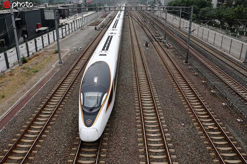 El tren de alta velocidad Fuxing alcanza velocidades de entre 300 y 350 km/h, siendo testigo de ¨la velocidad de China ¨