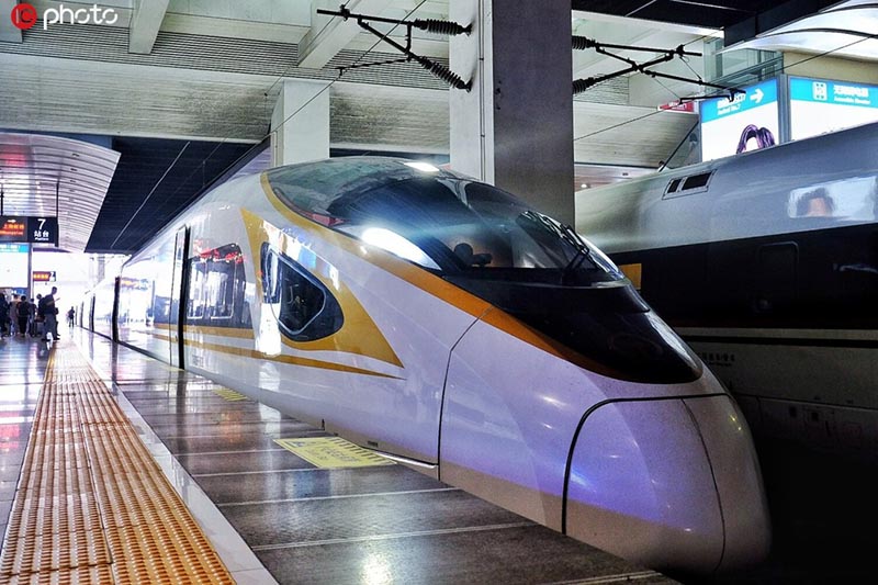 El tren de alta velocidad Fuxing alcanza velocidades de entre 300 y 350 km/h, siendo testigo de ¨la velocidad de China ¨
