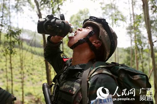 Miembros del equipo especial de la Policía Armada de China se entrenan bajo el fuerte calor de junio