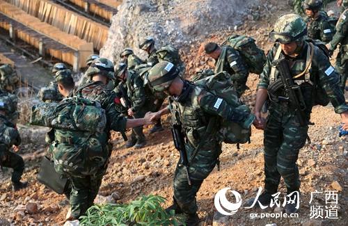 Miembros del equipo especial de la Policía Armada de China se entrenan bajo el fuerte calor de junio