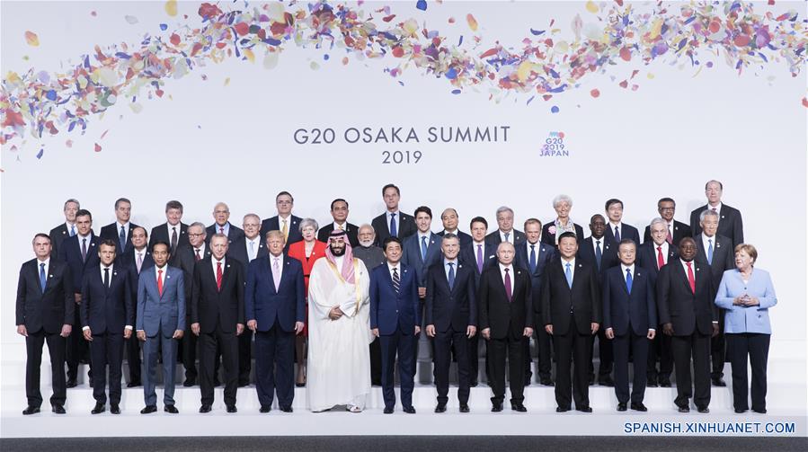 El presidente chino, Xi Jinping (4-d-frente), posa para una fotografía grupal con otros líderes que asisten a la 14ª cumbre del Grupo de los 20 (G20) en Osaka, Japón, el 28 de junio de 2019. Xi instó al G20 a mancomunar esfuerzos para forjar una economía global de alta calidad al pronunciar un discurso durante la 14ª cumbre del G20 en la ciudad japonesa de Osaka. (Xinhua/Huang Jingwen)