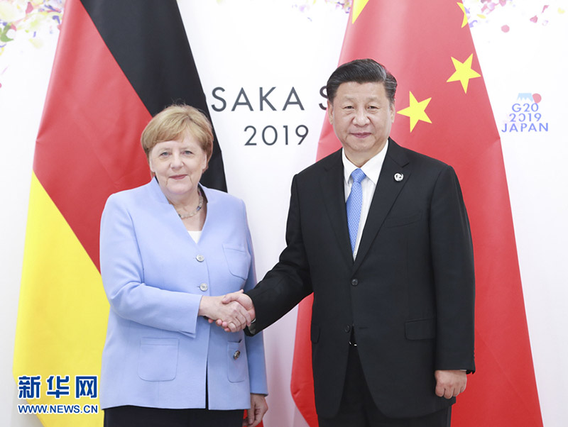 El presidente chino, Xi Jinping (d), se reúne con la canciller alemana, Angela Merkel, en Osaka, Japón, el 28 de junio de 2019. (Xinhua/Pang Xinglei)