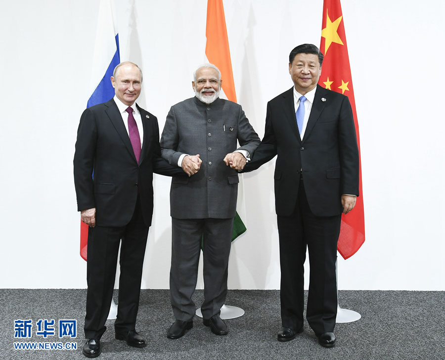 El presidente chino, Xi Jinping (d), se reúne con el presidente ruso, Vladimir Putin (i), y el primer ministro indio, Narendra Modi, en una reunión al margen de la cumbre del G20 en Osaka, Japón, el 28 de junio de 2019.(Xinhua/Xie Huanchi)